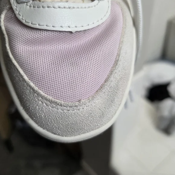 New Balance Women's Pink and White Sneakers Size 8 - Picture 6 of 8